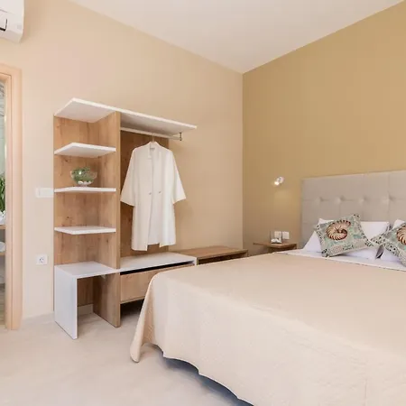 Spartakos Luxury 5 * Plánosz